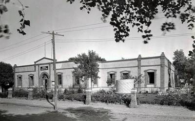 Imágenes de estudiantes y profesores en diversos entornos de aprendizaje, tanto en aulas como en el campo.